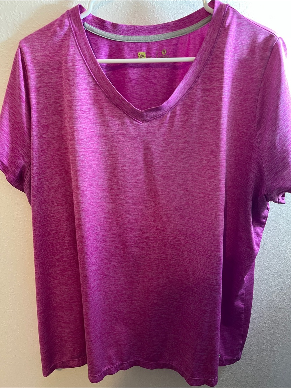 Women's V-Neck Active Top in Magenta